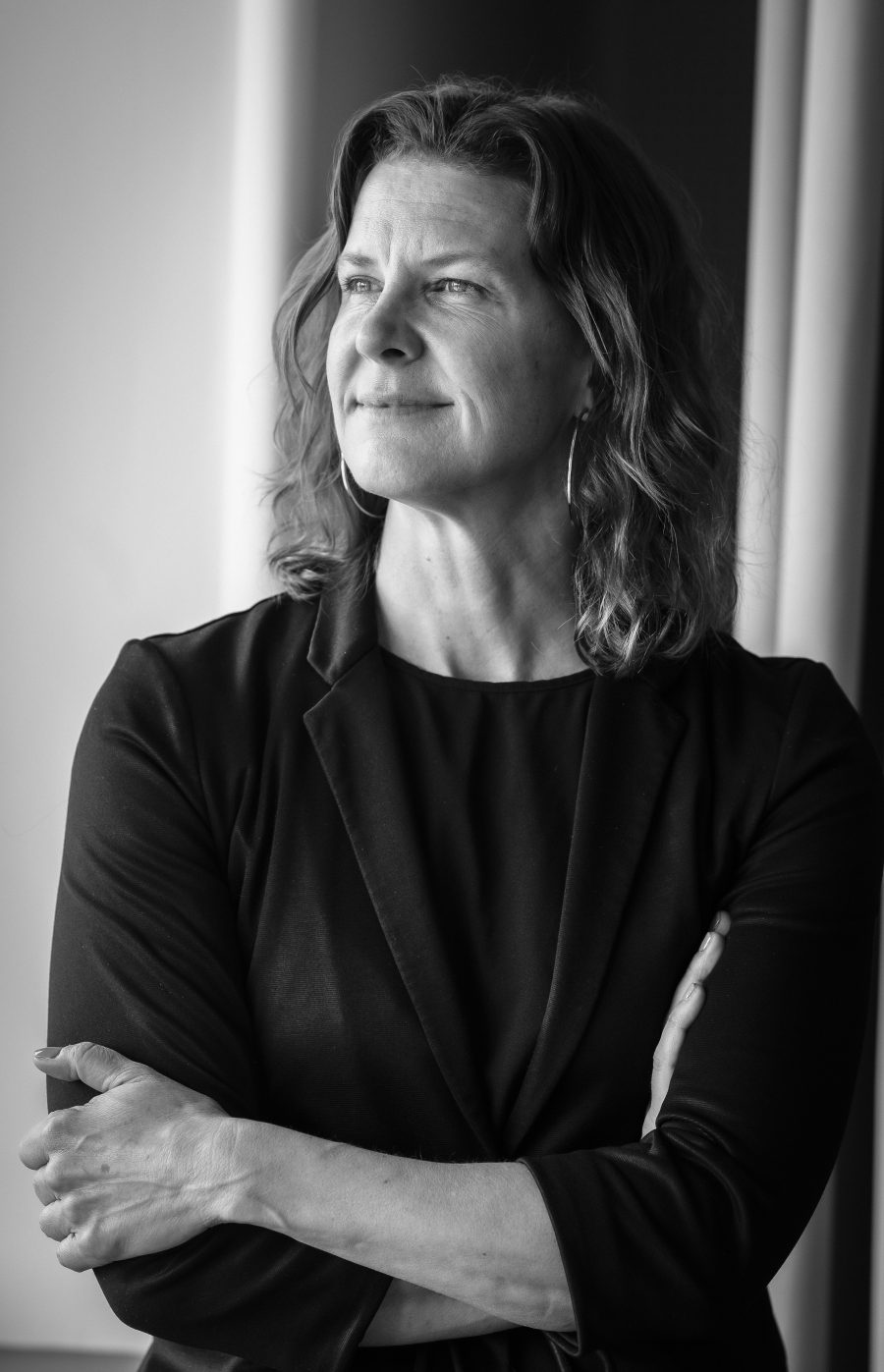 Sverige jämställdhetsminister tittar ut gneom ett fönster, svartvit bild