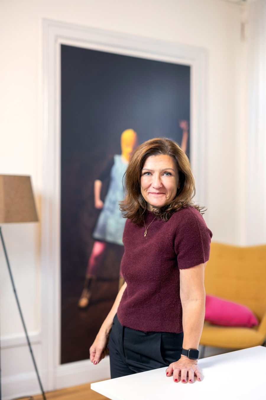 Advokat Rebecca Lagh i brunt hår och vinröd tröja.