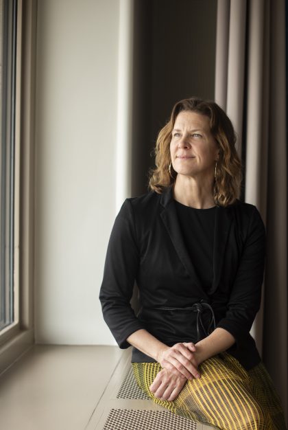 Nina Larsson sitter i ett fönster